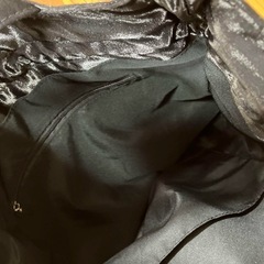 サテン黒ドローストリングトートバッグの画像