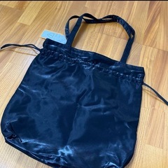 サテン黒ドローストリングトートバッグの画像