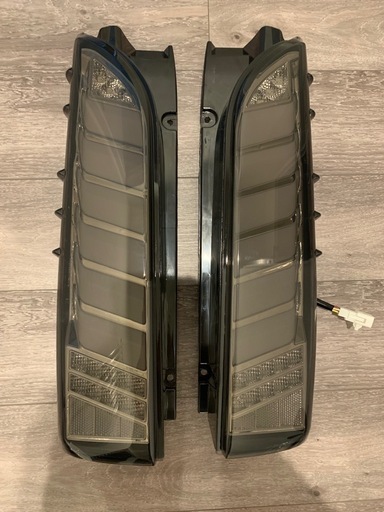 【激安レア値引き】ハイエース200系LEDテールランプオープニング機能付　流れるウィンカー