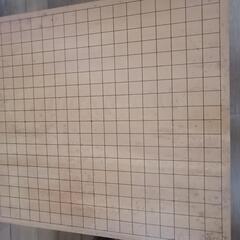 足付き碁盤と碁石のセットの画像