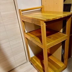 キャスター付きキッチン用木製ラックの画像