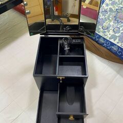 化粧小物入れ（鏡付き）の画像