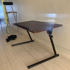 イス、机、ダンベルの画像