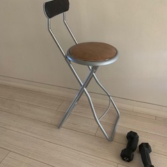 イス、机、ダンベルの画像