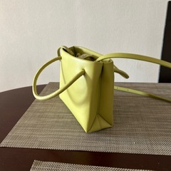 ZARAレモン色バッグの画像