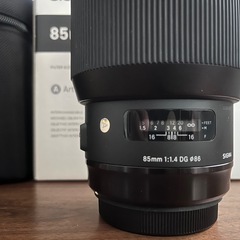 SIGMAシグマ 85mm F1.4 DG 単焦点レンズ　EFマウントの画像