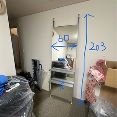 つっぱりタイプの姿見　棚付きの画像