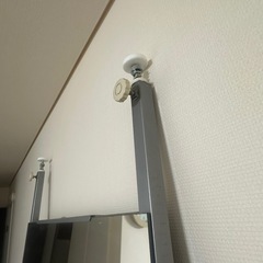 つっぱりタイプの姿見　棚付きの画像