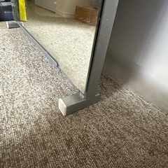 つっぱりタイプの姿見　棚付きの画像