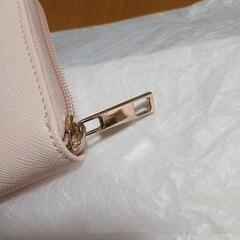 ピンクの長財布の画像
