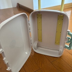 3coinsｷｯｽﾞｷｬﾘｰｹｰｽとｷｯｽﾞﾃｰﾌﾞﾙのセットの画像