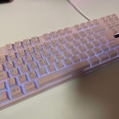 ピンクのマウスとキーボードのセットの画像