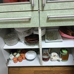 食器棚2本（食器も別売します）の画像
