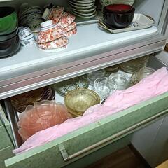 食器棚2本（食器も別売します）の画像