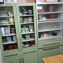 食器棚2本（食器も別売します）の画像