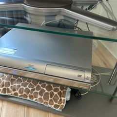 液晶テレビ、レコーダー、テレビ台の画像
