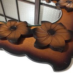 【リサイクルストアスターズ吉野店】フラワー～古き良きハワイアン風 可愛い 花柄 ミラー 掛け鏡 鏡 木製の画像