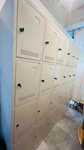 【新品】完成品  鍵付き12人用スチールロッカー スリム３列４段をお譲りいたします。