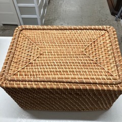 I2509-037 ラタンバスケット　フタ付　人気のラタンバスケット入荷しました！！　ご予約はお早めに！！　中古の画像
