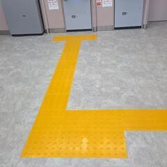フロアタイル長尺シート床貼り工の画像