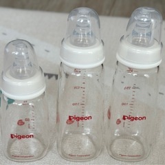 ⭐️値下げしました⭐️哺乳瓶3本　ピジョンの画像