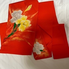 久保田半（高級御誂） の名古屋帯、赤地に白・黄色の花模様の画像