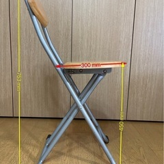 折りたたみ椅子の画像