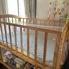ハイタイプのベビーベッド 美品のマット付き(120×70)の画像