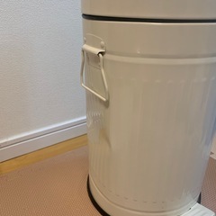 ペダル付きゴミ箱　0円の画像