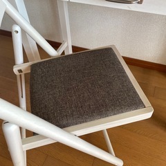テーブルと椅子セットの画像