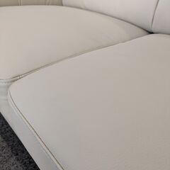 ジモティー見た！で5%OFF【2人掛けソファ】レイコージャパン SHEER ノーブル 革製 ソファ ハイバック 未使用品 アウトレット家具：アイボリーの画像