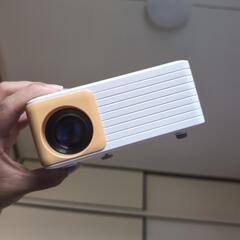 スマホ画面を投影できるホームシアタープロジェクターの画像