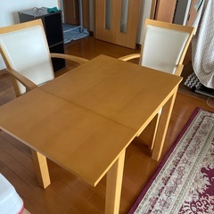 ダイニングテーブルと椅子2脚の画像