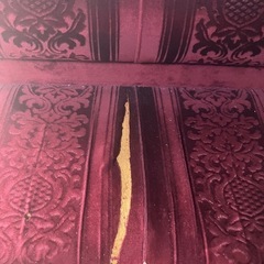 赤いソファの画像