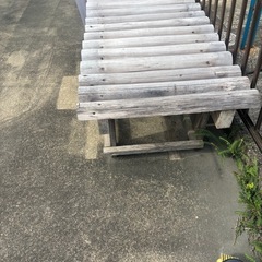 木のイス？縁側などにの画像