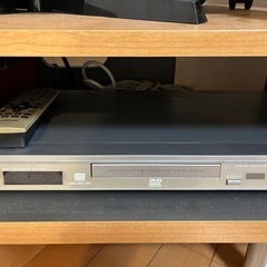 32インチハイビジョン液晶テレビ、テレビ台、DVDプレーヤーの画像