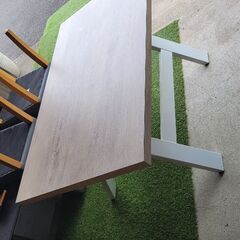 ダイニングテーブルの画像