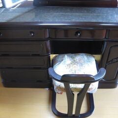 ほぼ新品同様の豪華なドレッサーの画像