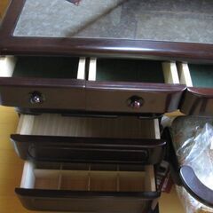 ほぼ新品同様の豪華なドレッサーの画像
