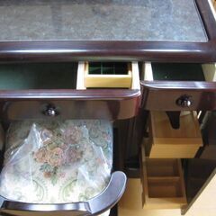 ほぼ新品同様の豪華なドレッサーの画像