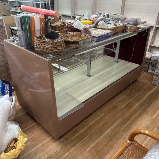 キャスター・蛍光灯付き商品展示棚です。