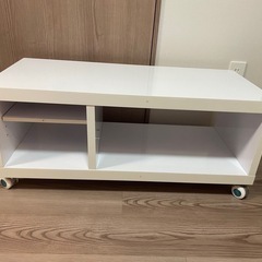 箕面船場阪大前駅、白色のコマ付きテレビ台、テレビボードの画像
