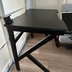 ゲーミングデスクの画像