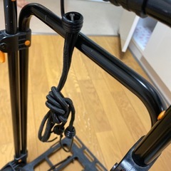 重いものを運ぶキャリー　の画像