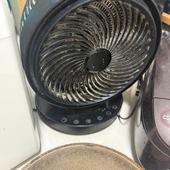 炊飯器、サーキュレーター、ベビーゲート、ホームベーカリー、フライパンの画像