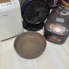 炊飯器、サーキュレーター、ベビーゲート、ホームベーカリー、フライパンの画像