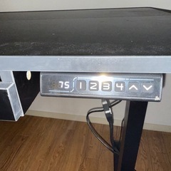 電動昇降式デスク　の画像