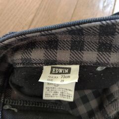 EDWINブラックストレートジーンズの画像