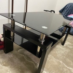 黒いガラスローテーブルの画像