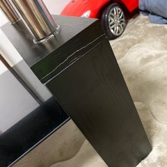 黒いガラスローテーブルの画像